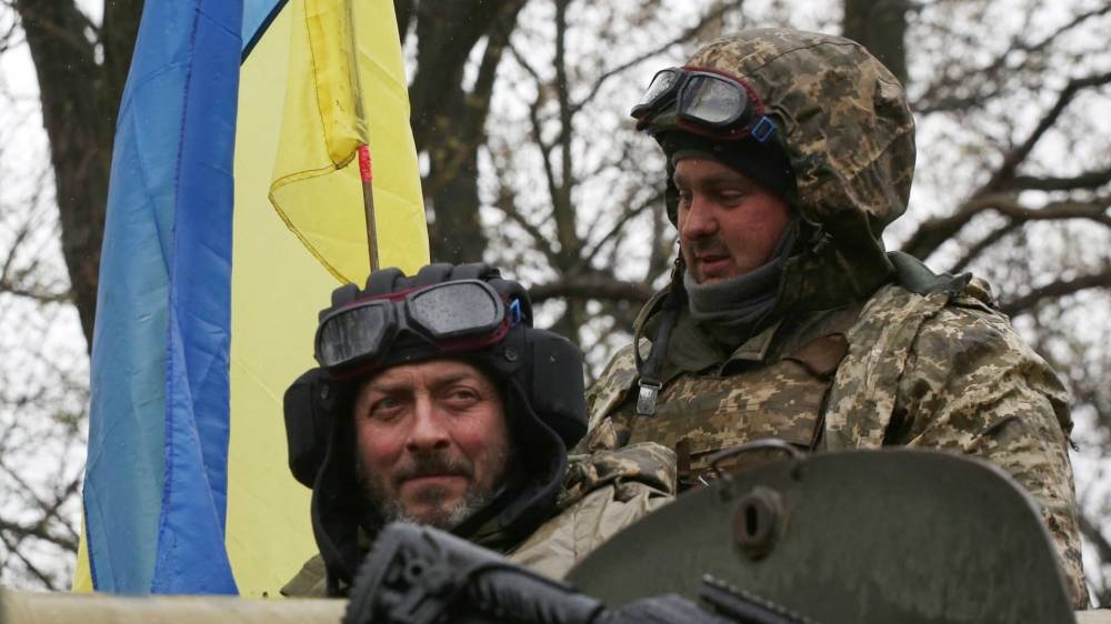 القوات الأوكرانية تنتظر المساعدات العسكرية الغربية.