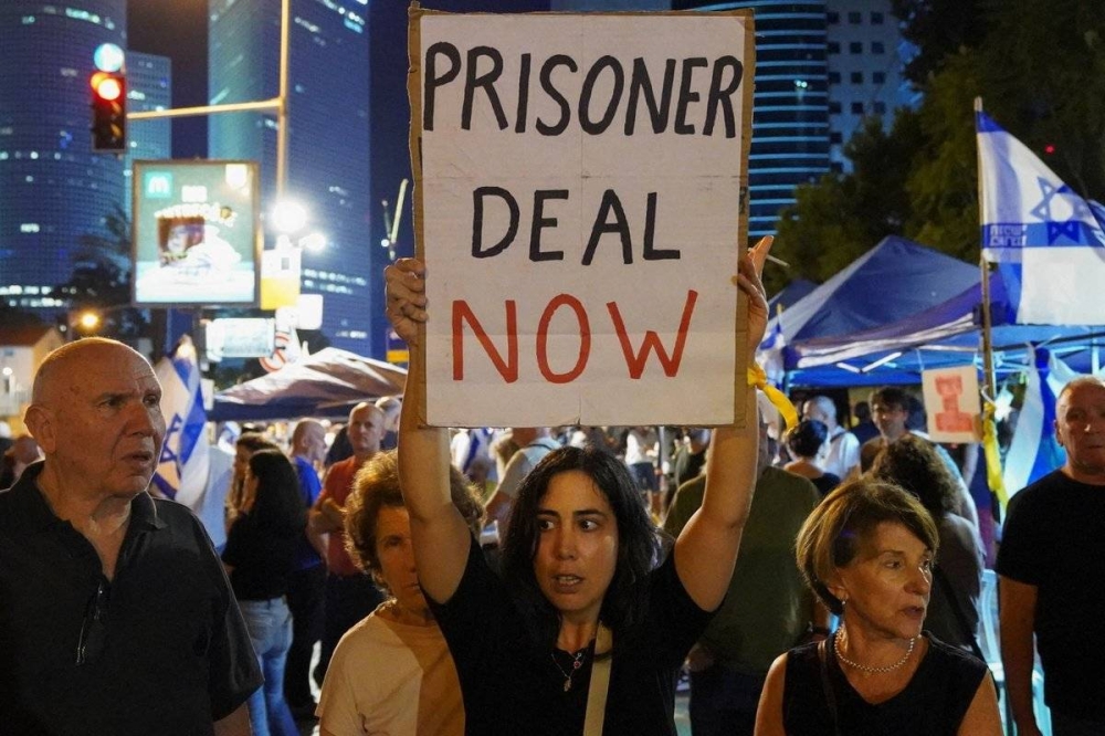 متظاهرون إسرائيليون يطالبون بإنجاز صفقة تبادل الأسرى .
