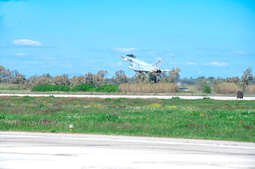 



القوات الجوية تشارك بمنظومة طائرات «تايفون» بكامل أطقمها الجوية والفنية والمساندة. (واس)