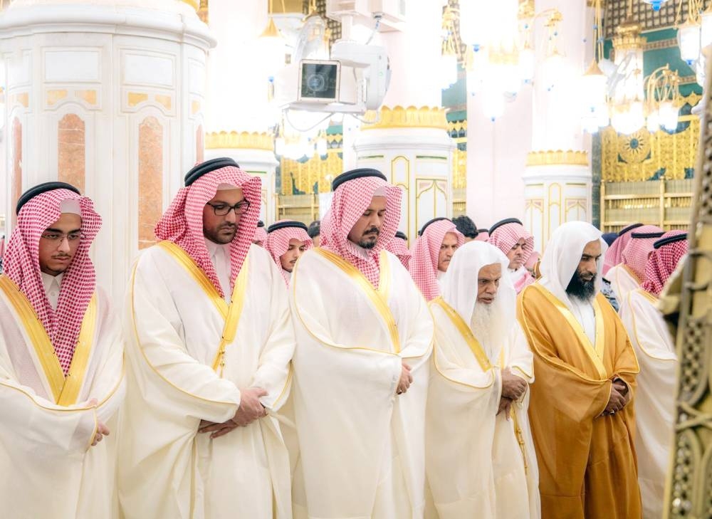 أمير المدينة خلال أداء صلاة عيد الفطر بالمسجد النبوي أمس.