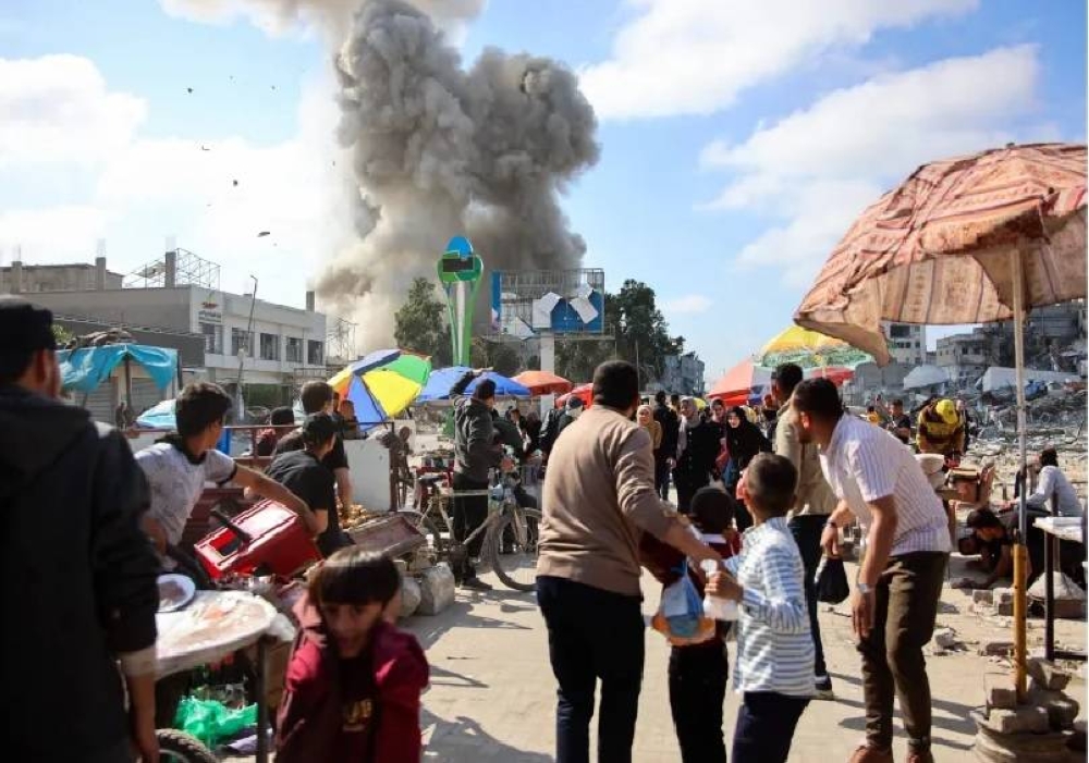 قصف إسرائيلي على أحد الأسواق أثناء تسوق الفلسطينيين في غزة .