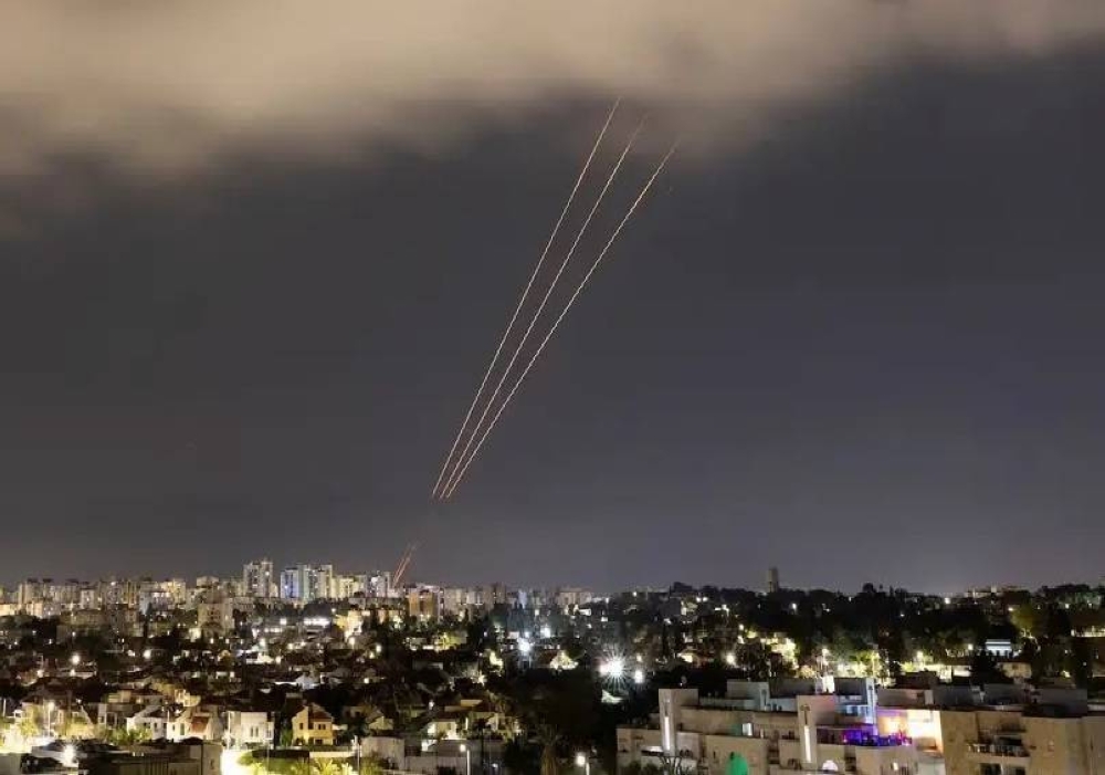 إسرائيل تعترض صواريخ إيرانية فوق عسقلان