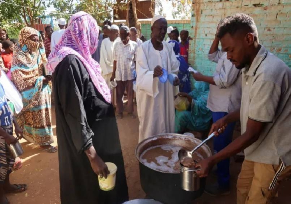 متطوعون يوزعون الطعام في أم درمان.