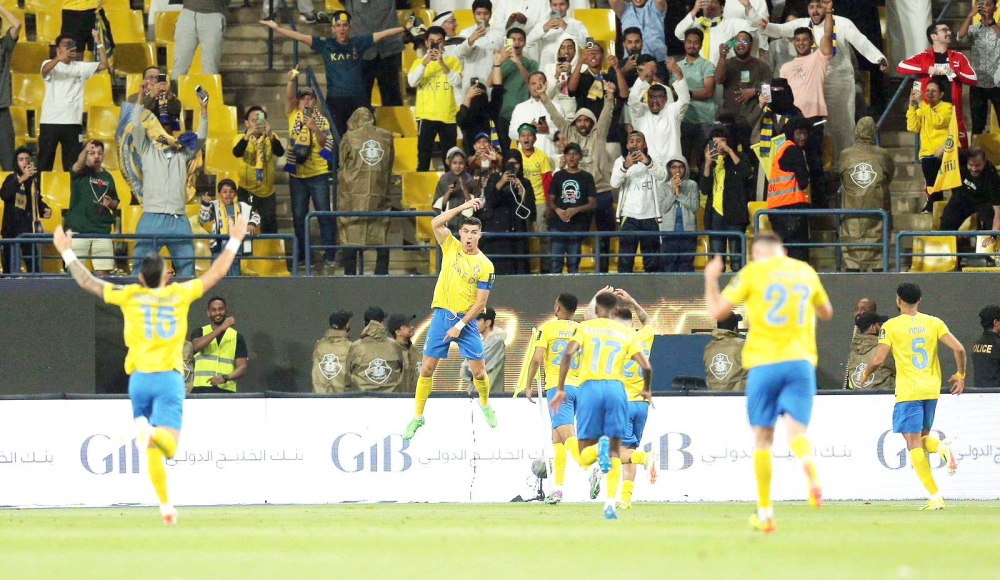 



قائد النصر رونالدو محتفلاً مع زملائه بالفوز على الخليج والتأهل لنهائي كأس الملك.