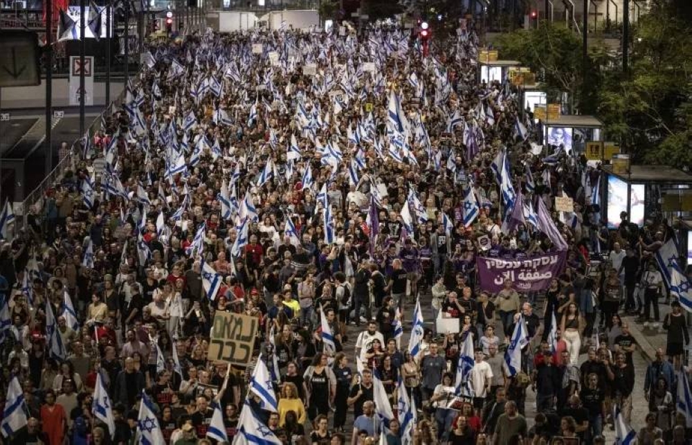 الآلاف من أهالي المحتجزين الإسرائيليين في غزة يتظاهرون.