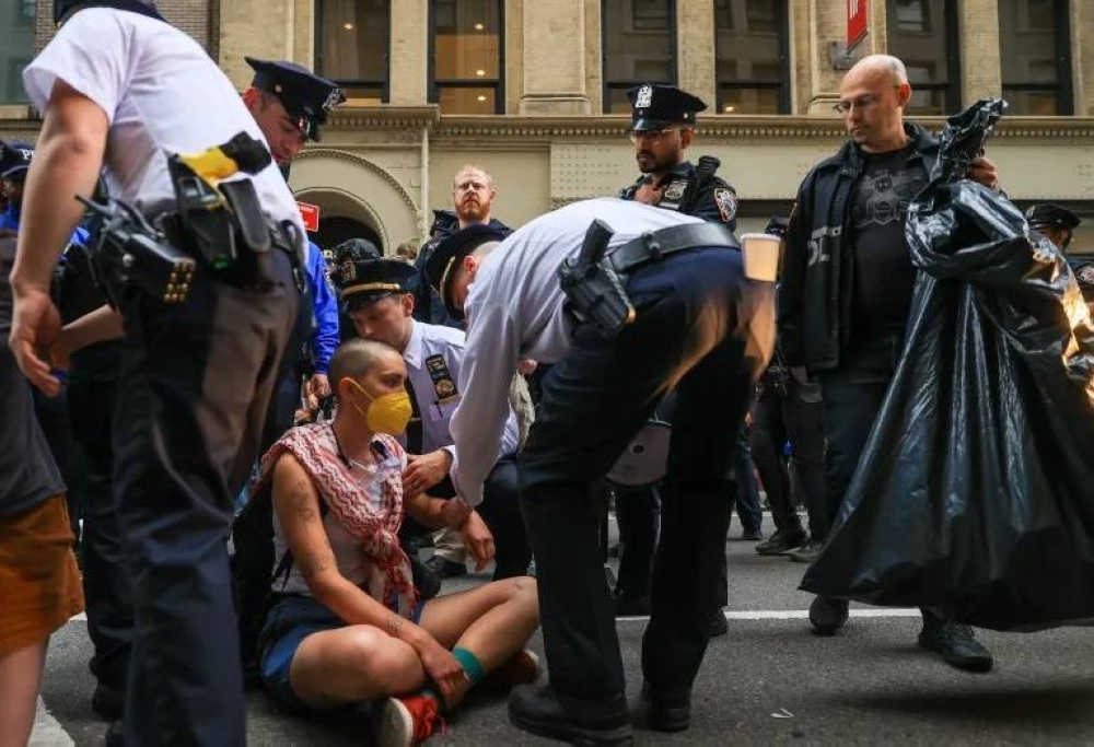 لشرطة تعتقل متظاهرة داعمة لفلسطين في احتجاج سابق بنيويورك