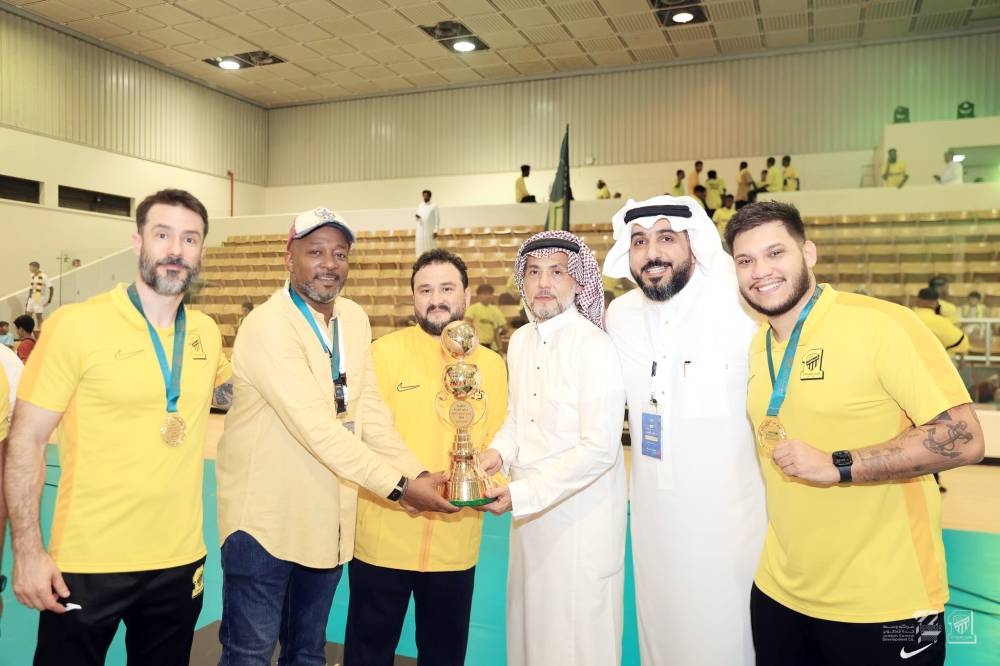 



عضو شرف نادي الاتحاد محمد بخاري محتفلاً مع الجهازين الإداري والفني بكأس البطولة.