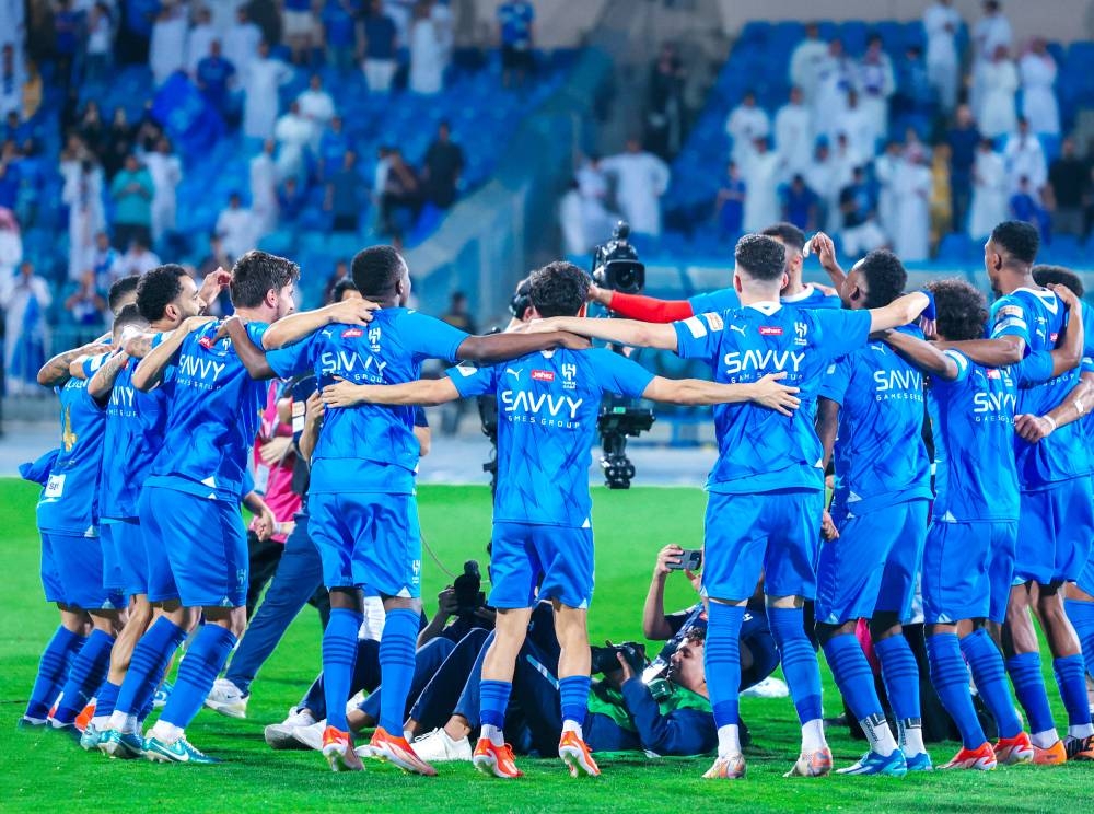 لاعبو الهلال يحتفلون على طريقتهم الخاصة عقب حسمهم لقب الدوري.