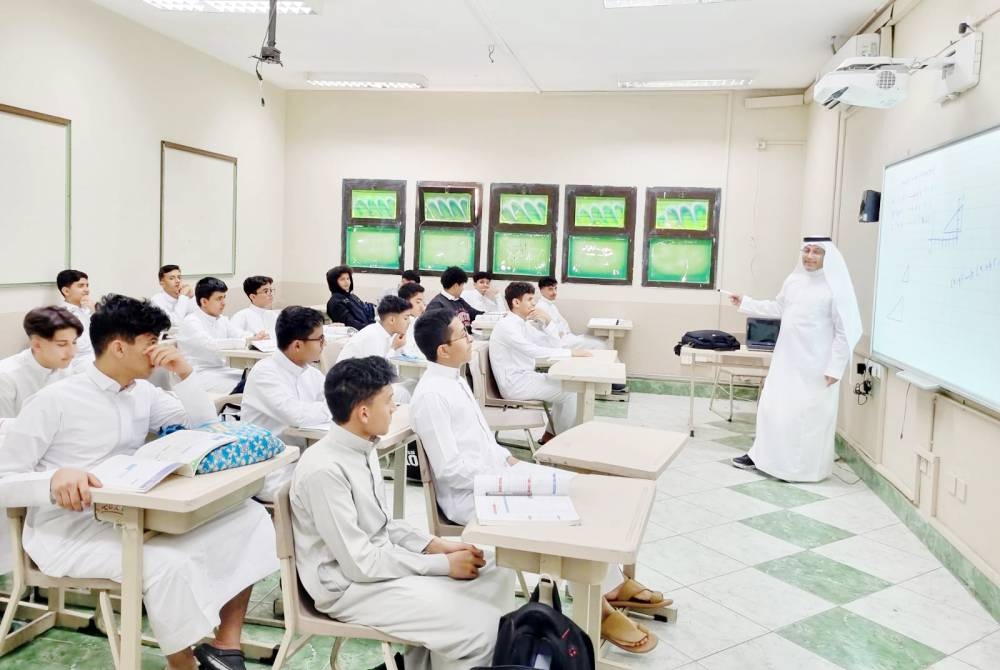 



طلاب ينصتون للمعلم أثناء حصة دراسية بمدرسة في مكة المكرمة. (أرشيف)
