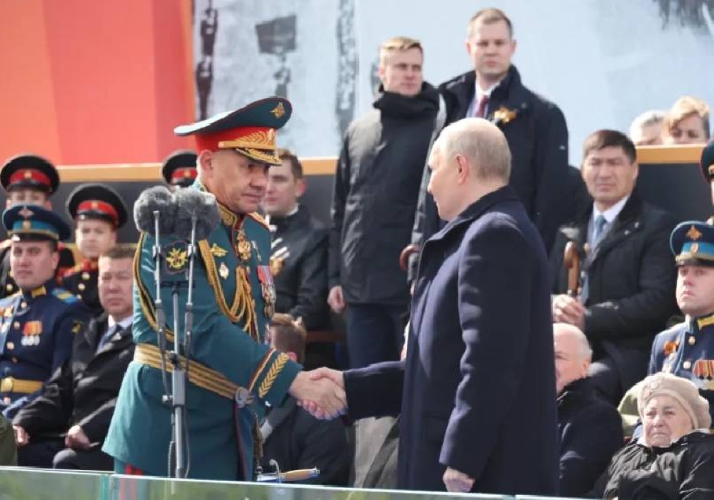 بوتين يصافح وزير الدفاع المقال.