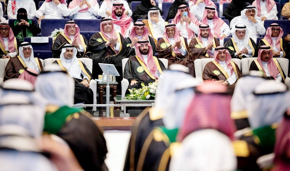 



وزير الحرس الوطني يتابع حفل تخريج الدفعة الـ21 من جامعة الملك سعود بن عبدالعزيز للعلوم الصحية. (واس)