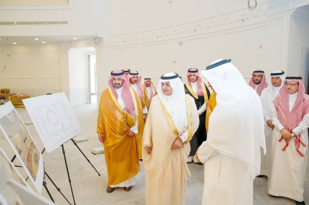 الأمير فهد بن سلطان متفقداً سير العمل في مبنى مجلس المنطقة.