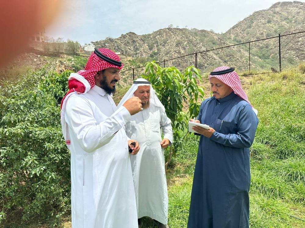 قرى «حجن» تعيش العزلة وتعاني ضعف الخدمات