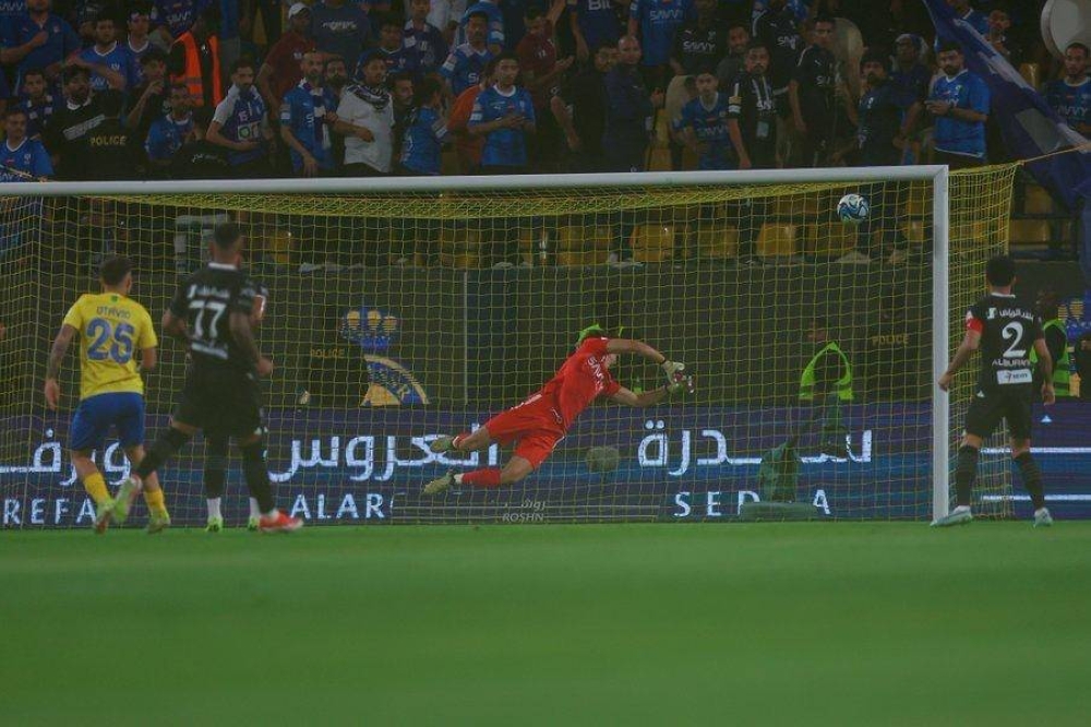 



كرة لاعب النصر أوتافيو التي هزت شباك حارس الهلال ياسين بونو.