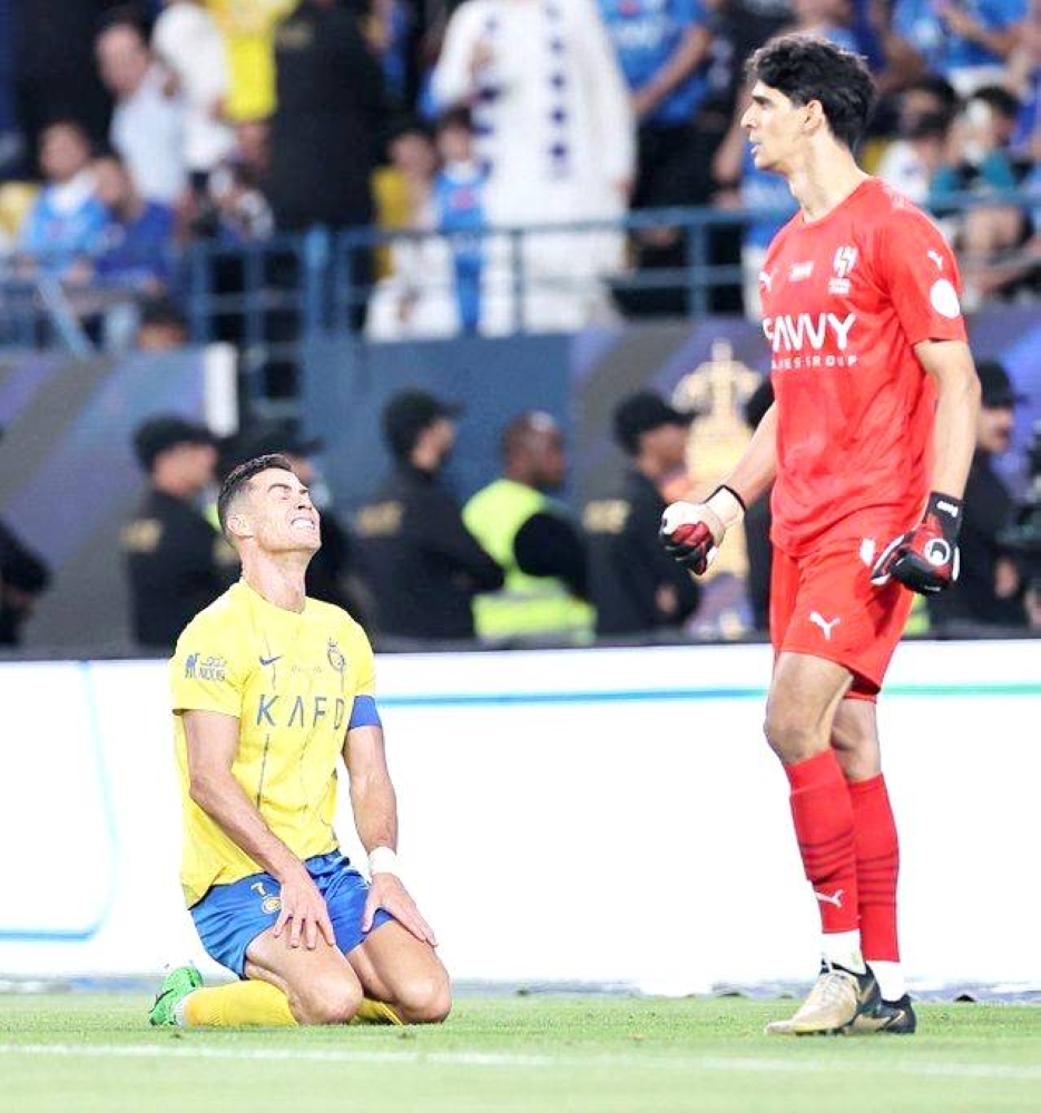 



قائد النصر كريستيانو رونالدو متحسراً على عدم هز شباك حارس الهلال.