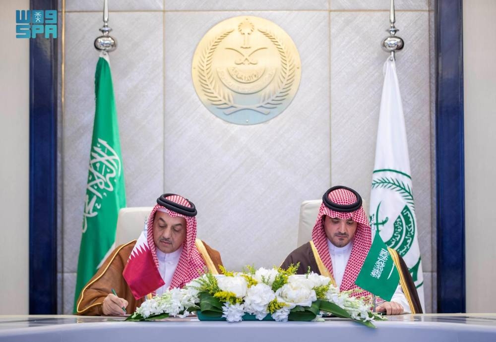 الأمير عبدالعزيز بن سعود ونائب رئيس مجلس الوزراء وزير الدولة لشؤون الدفاع بدولة قطر.