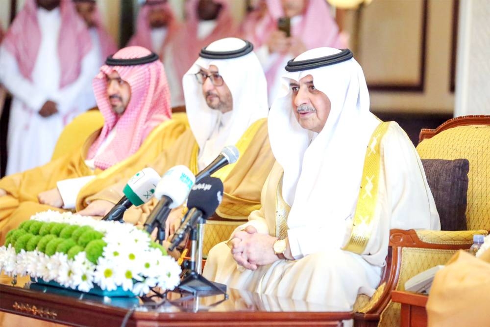 



الأمير فهد بن سلطان يتابع حفل تكريم الطلاب والطالبات المتميزين محلياً وعالمياً. (عكاظ)