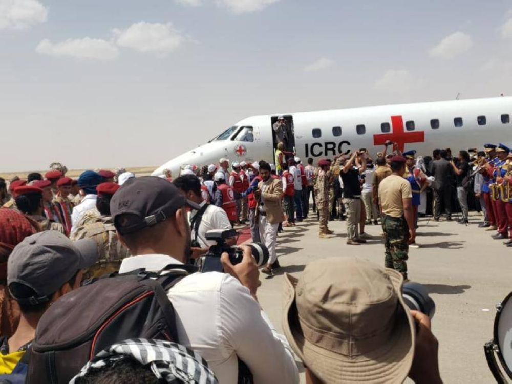 مختطفون يمنيون يصلون مأرب بعد الإفراج عنهم في صفقة تبادل سابقة.