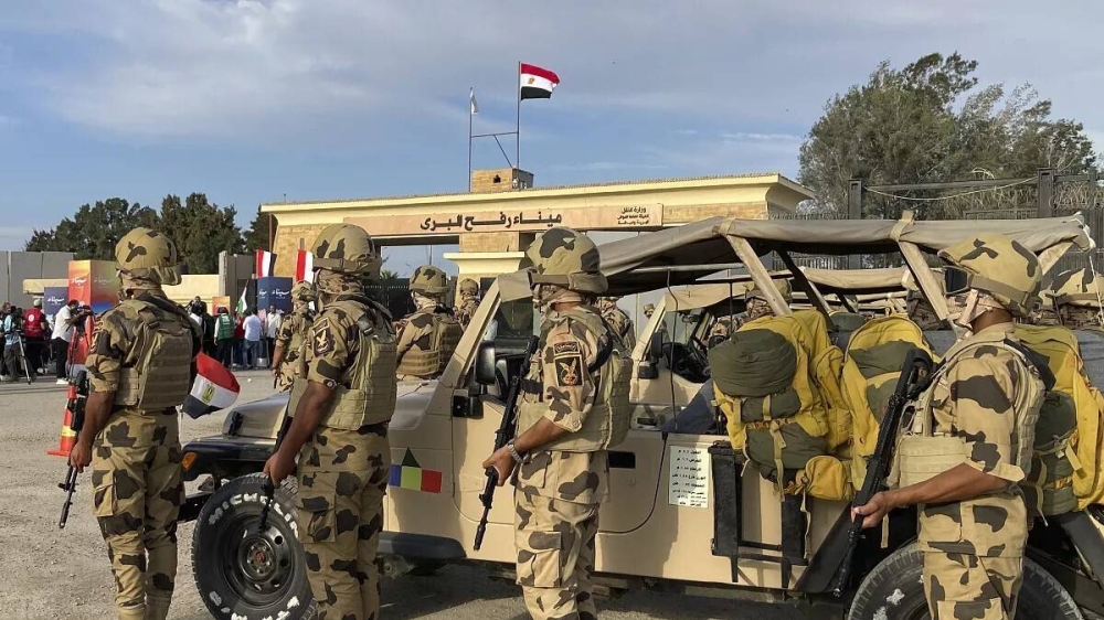 جنود مصريون عند معبر رفح الحدودي مع غزة.