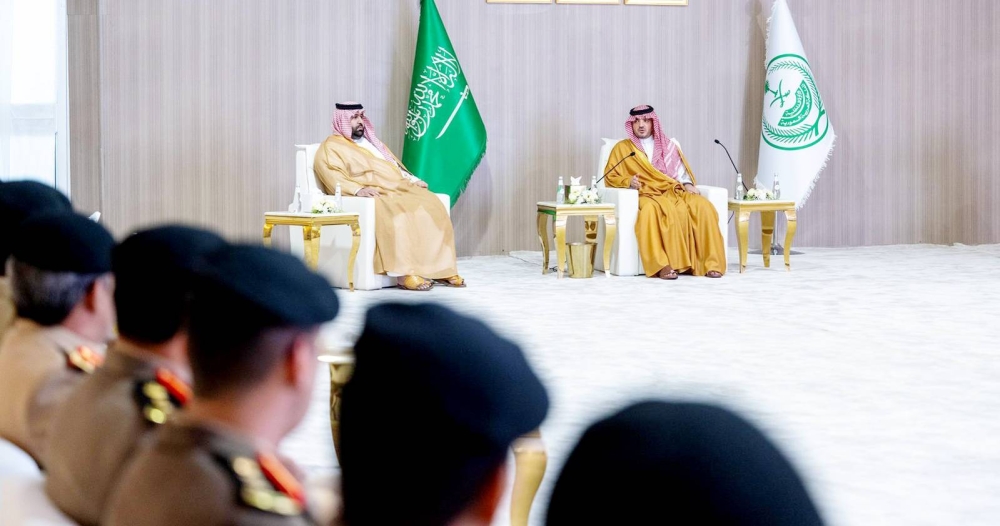 



الأمير عبدالعزيز بن سعود يلتقي القيادات الأمنية في منطقة جازان.