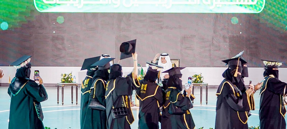 الامير فهد بن سلطان يُحيي الطالبات خلال رعايته حفل تخريج الدفعة الـ18 من جامعة «تبوك».