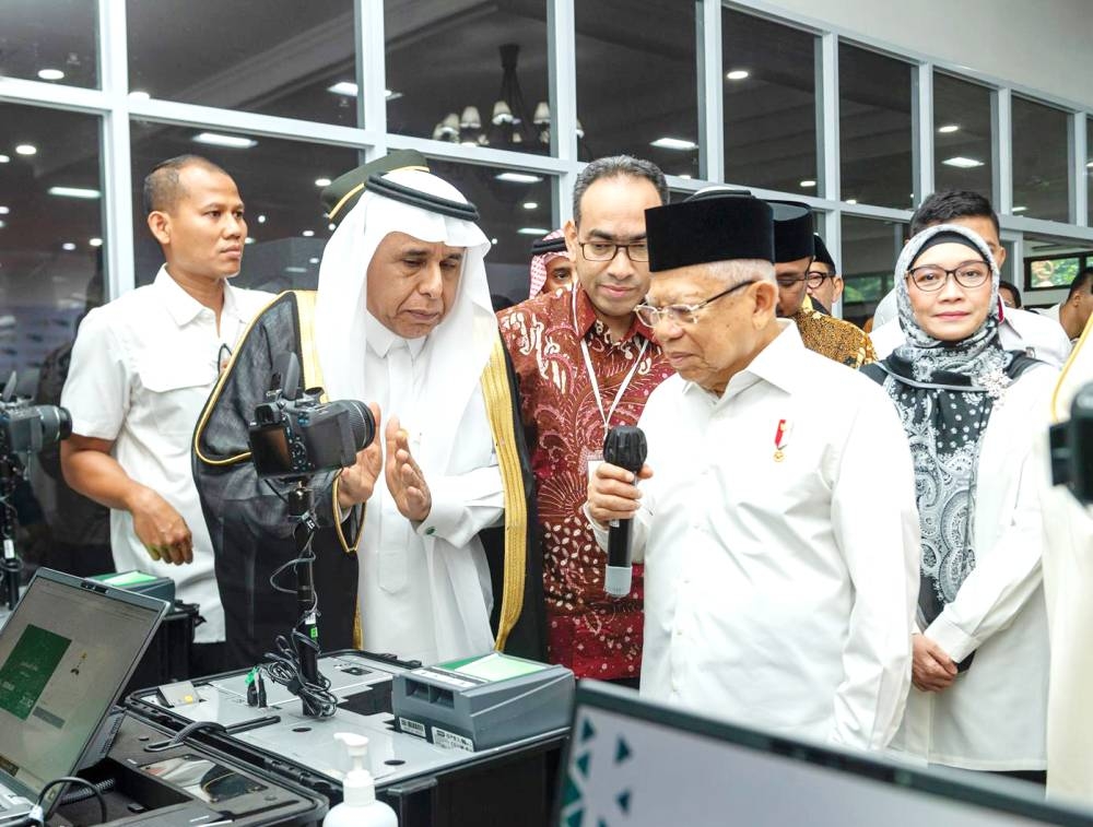 



نائب رئيس جمهورية إندونيسيا يستمع إلى شرح من مدير عام الجوازات الفريق اليحيى عن مبادرة «طريق مكة».