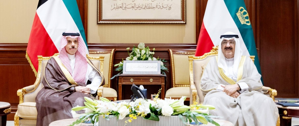 



أمير دولة الكويت يستقبل وزير الخارجية في قصر (بيان) أمس. (واس)