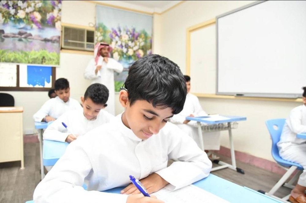 



طلاب بمدرسة في جدة يؤدون اختباراتهم. (تصوير: عبدالله عقيلي)