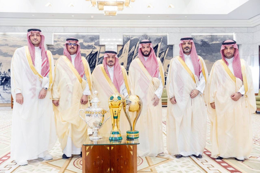 



الأمير فيصل بن بندر يستقبل بمكتبه رئيس مجلس إدارة شركة نادي الهلال فهد بن نافل وأعضاء إدارته.