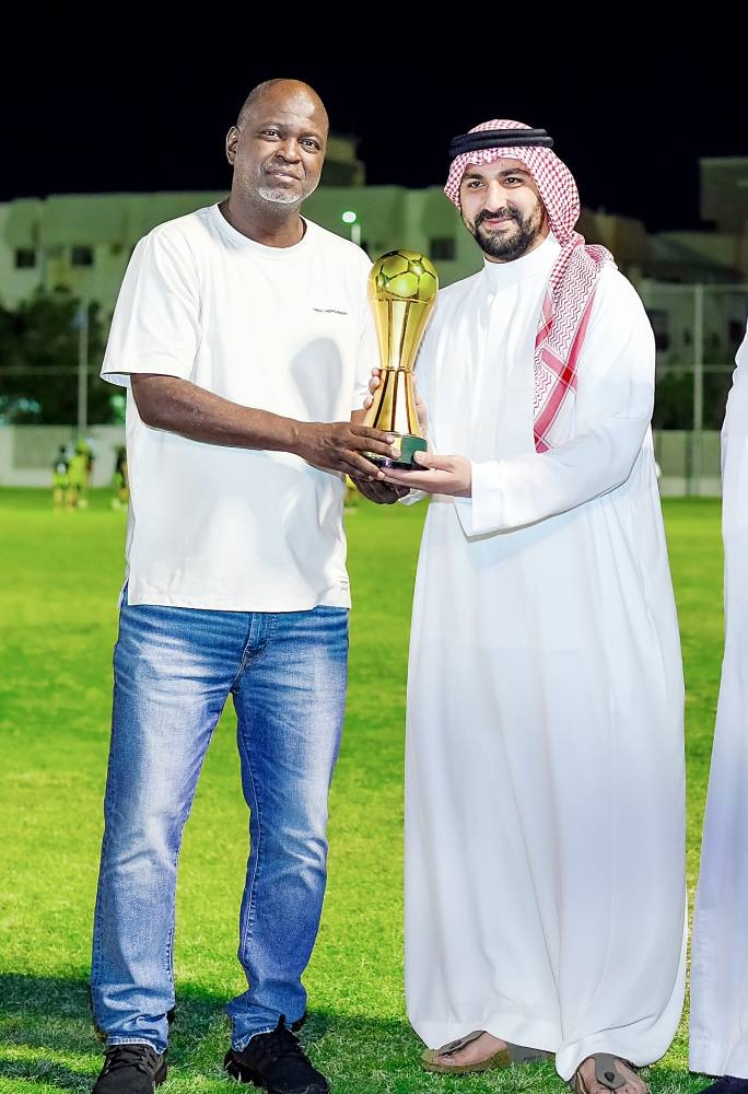 



محمد اللامي وحمزة إدريس مع كأس دوري البراعم.