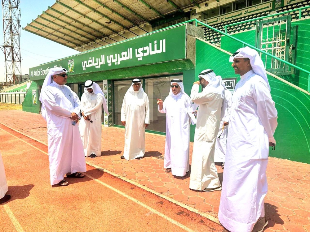 



اللجنة التفقدية خلال زيارتها لملاعب «خليجي 26» في الكويت.