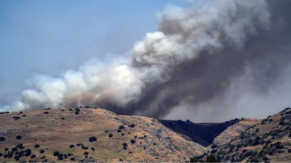 دخان يتصاعد في مرتفعات الجولان السورية المحتلة بعد قصف حزب الله مواقع عسكرية.