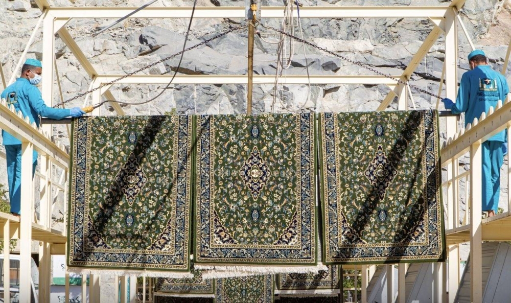 تقنيات حديثة لتنظيف وتعقيم سجاد الحرم.  (تصوير: عبدالغني بشير)