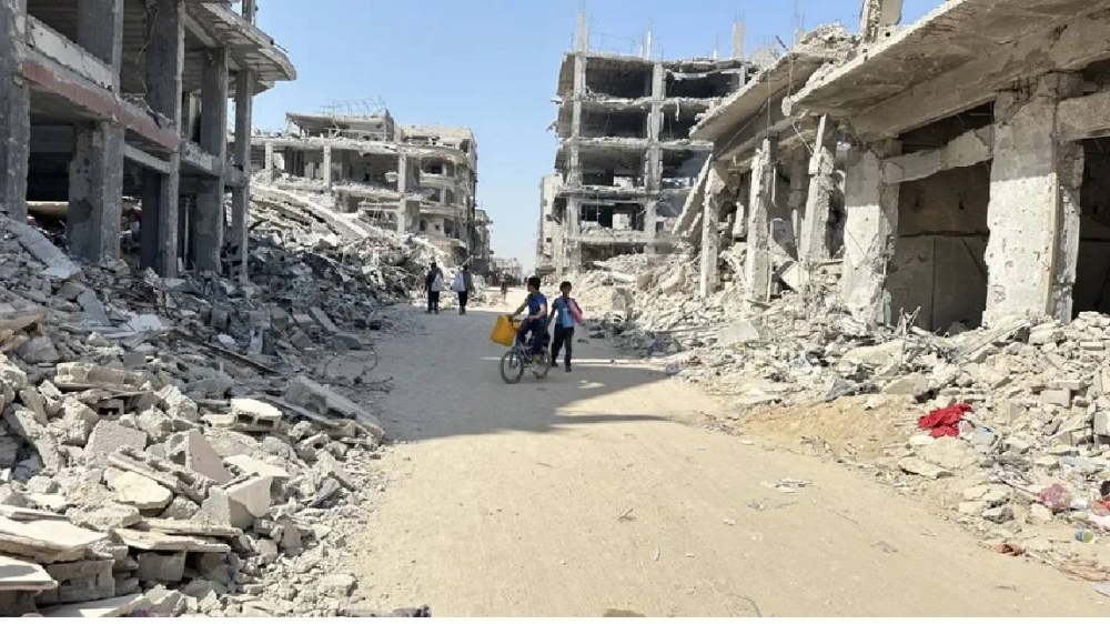 آثار الدمار جراء القصف والغارات الجوية الإسرائيلية المتواصلة على خان يونس. 