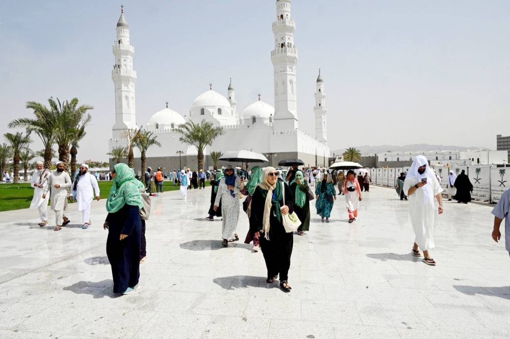 



 مسجد قباء، وعدد من ضيوف الرحمن حرصوا على زيارته والصلاة فيه.