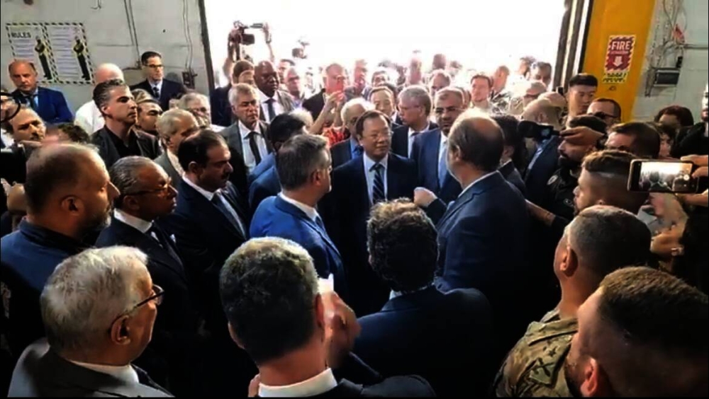  وزراء ومسؤولون وسفراء خلال الجولة في مطار بيروت .