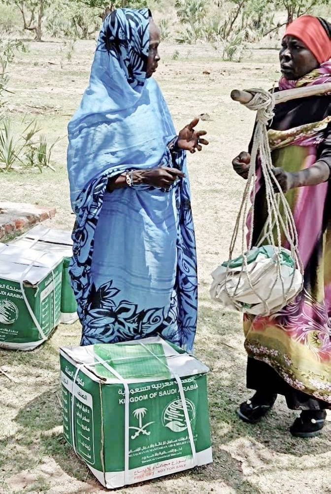 



مواطنتان في إقليم النيل الأزرق بالسودان تحملان سلالاً غذائية. (واس)