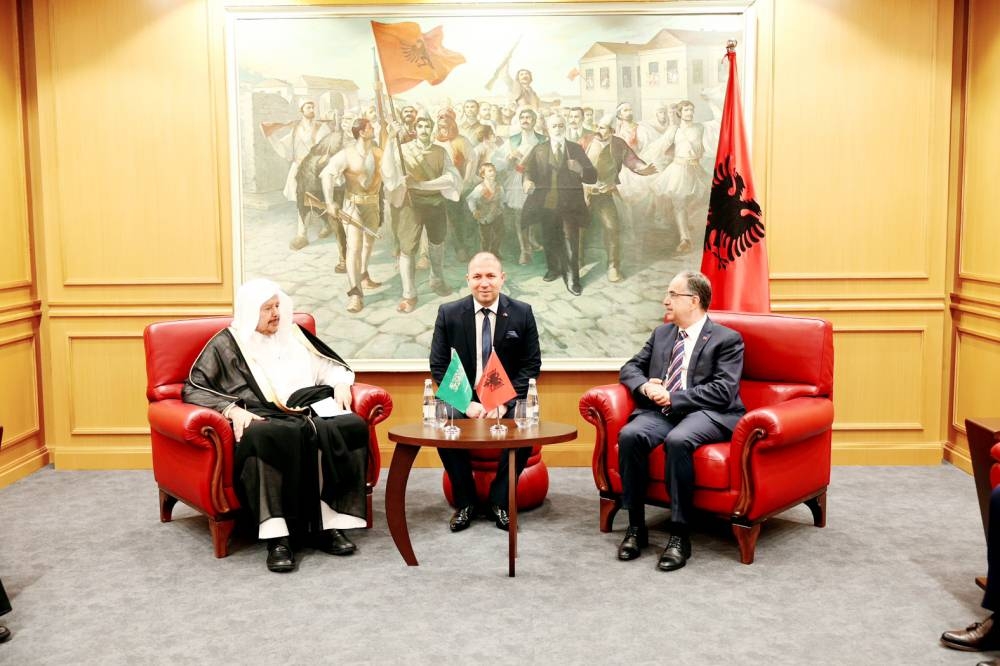 



رئيس ألبانيا يلتقي رئيس مجلس الشورى. (واس)