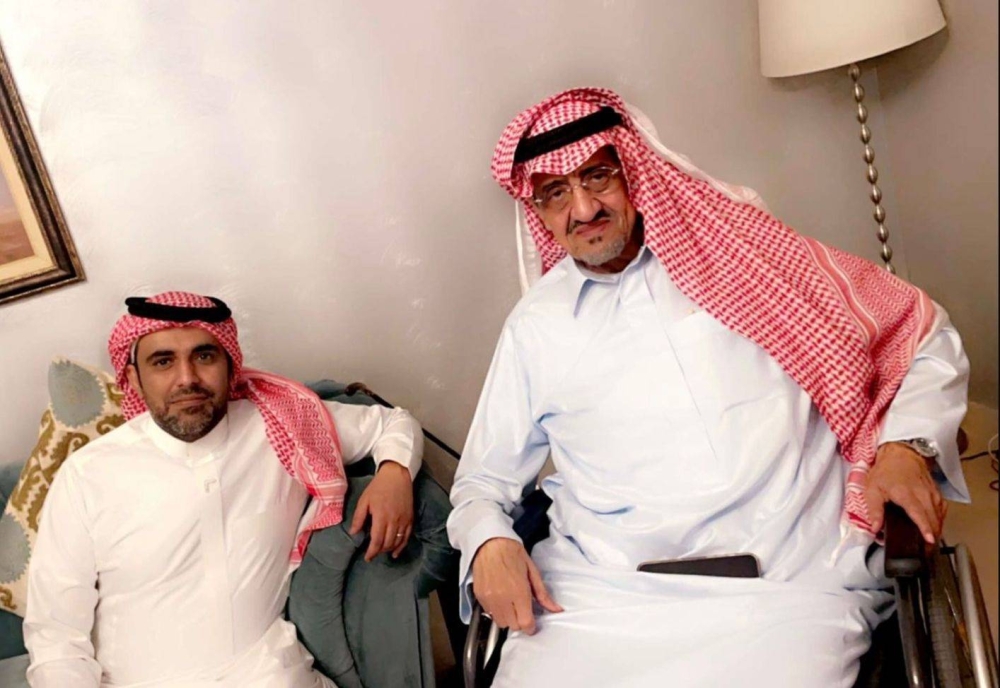 



الأمير تركي العبدالله الفيصل مع الزميل محمد المرحبي.