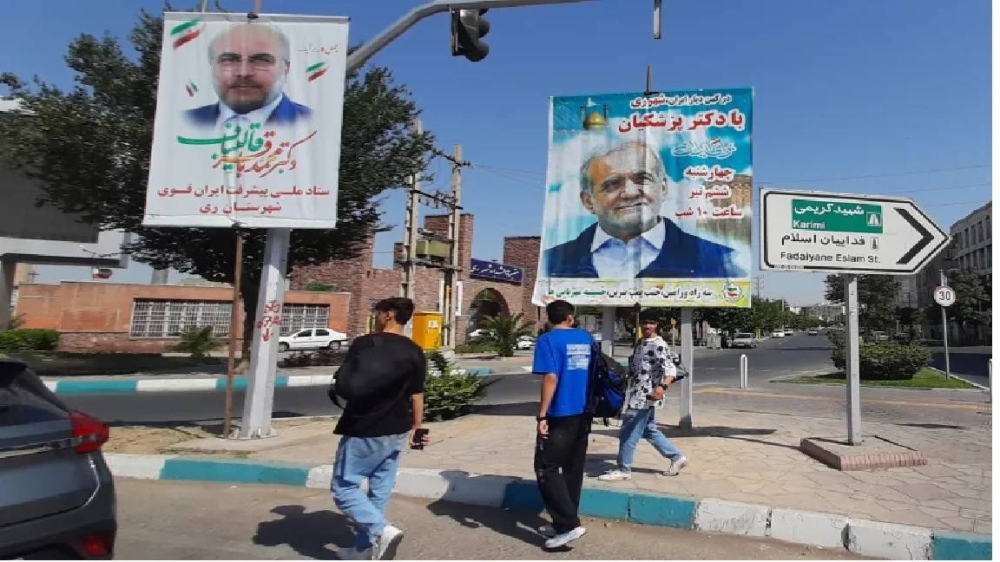  صور المرشحين مسعود بزشكيان ومحمد باقر قاليباف في شوارع طهران.