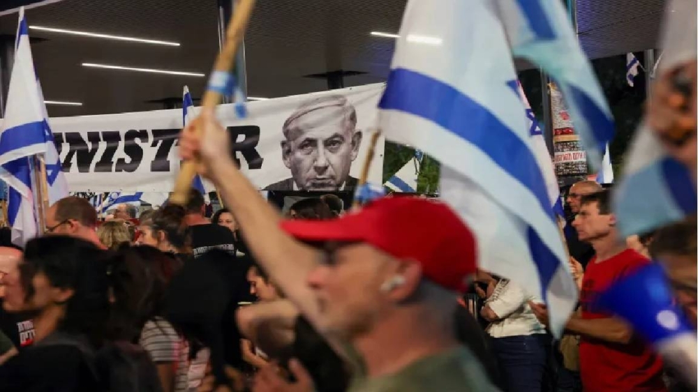 المعارضة تتهم نتنياهو بزعزعة استقرار إسرائيل وتدعو إلى انتخابات مبكرة. 