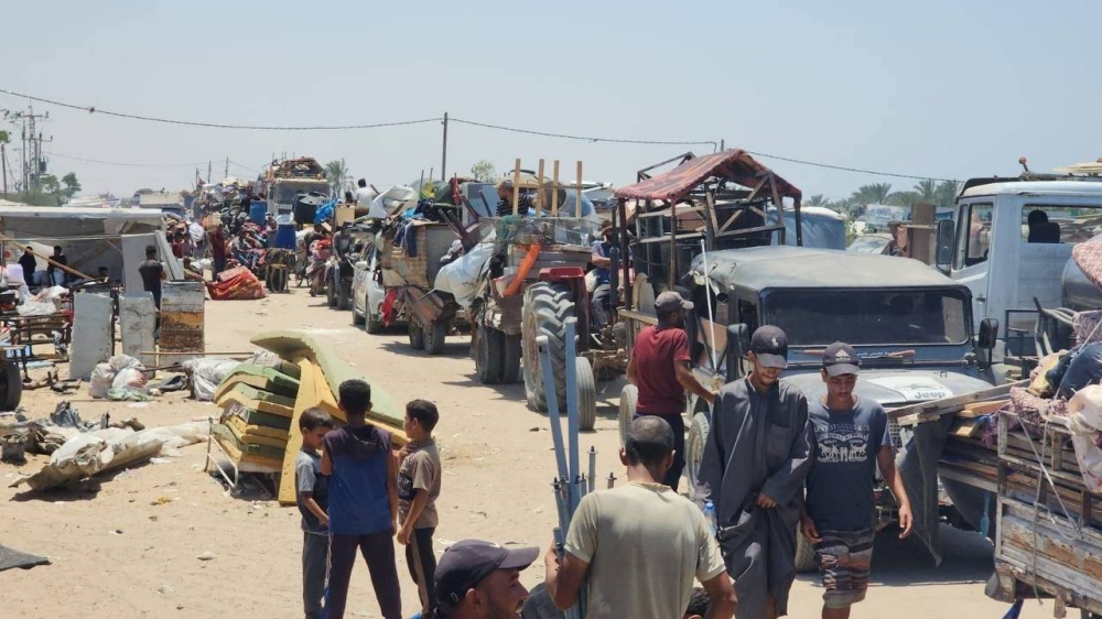 نازحون فلسطينيون يحملون أمتعتهم على سيارات بحثاً عن أماكن أكثر أمناً في غزة هرباً من القصف الإسرائيلي.