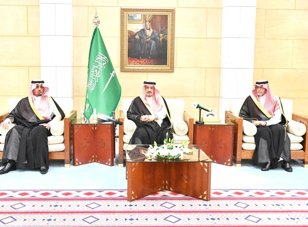 



أمير الرياض خلال جلسته الأسبوعية بقصر الحكم. (واس)