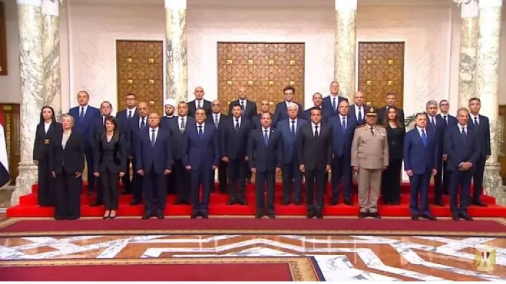 الرئيس المصري متوسطاً الحكومة الجديدة بعد أداء اليمين الدستورية.