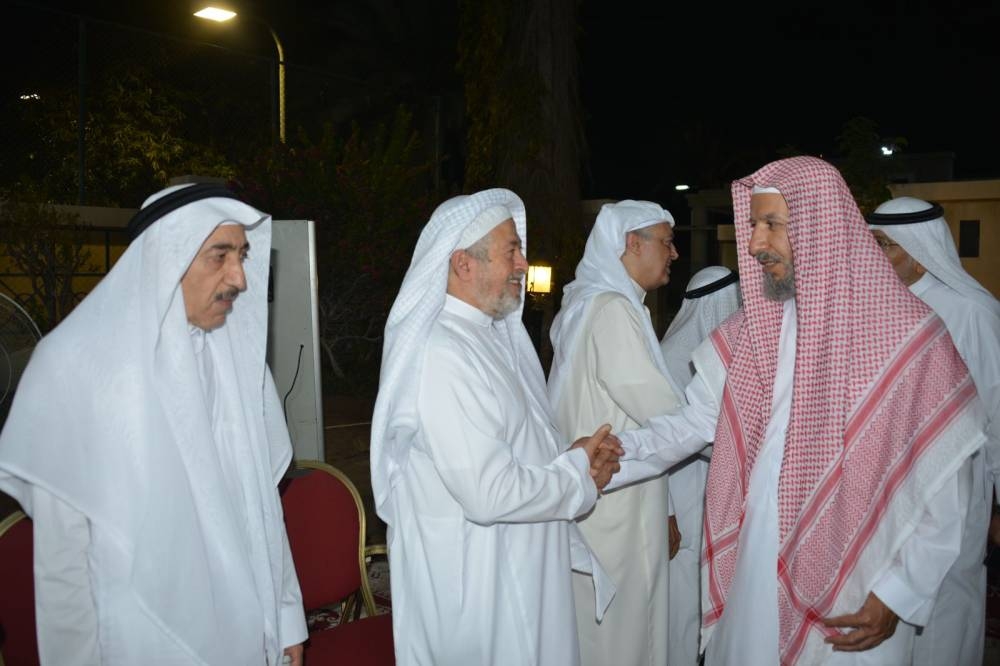 الشيخ سعد الشثري مقدما واجب العزاء. 