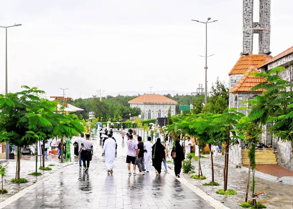 



الأهالي في منطقة الباحة خرجوا للاستمتاع بالأجواء الماطرة والنسمات الباردة. (واس)