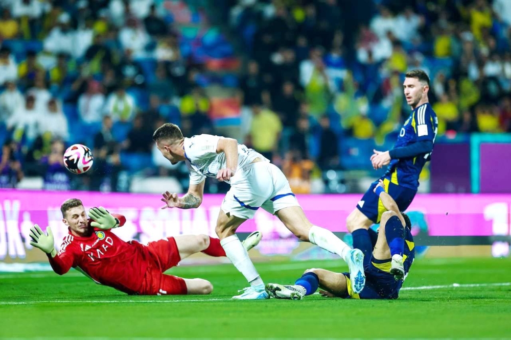 



لاعب الهلال سافيتش يسجل أول الأهداف في مرمى حارس النصر بينتو.