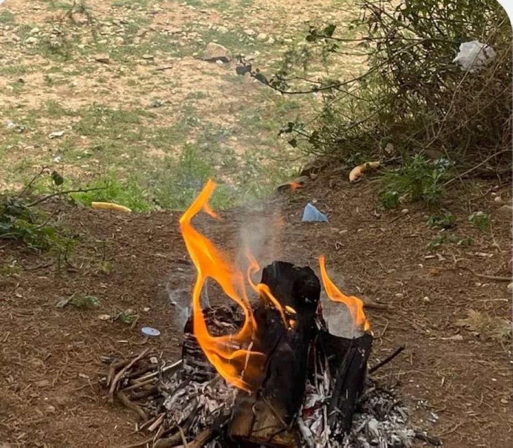 عسير: ضبط مخالف لنظام البيئة لإشعاله النار في أراضي الغطاء النباتي