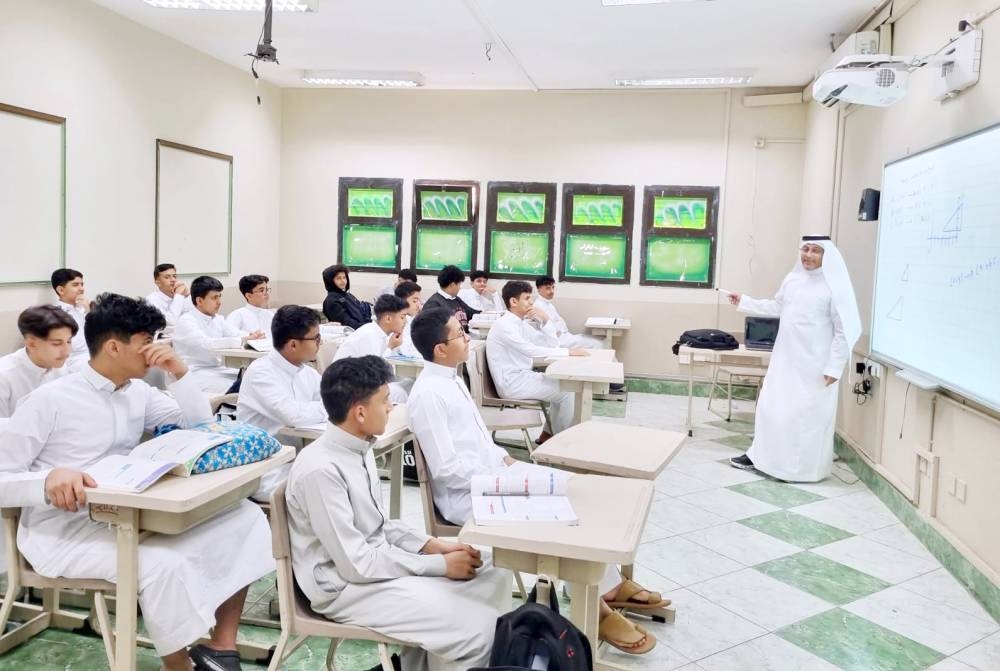 



صورة أرشيفية لطلبة يستمعون إلى شرح معلمهم في احدى الفصول الدراسية الثانوية. (واس)