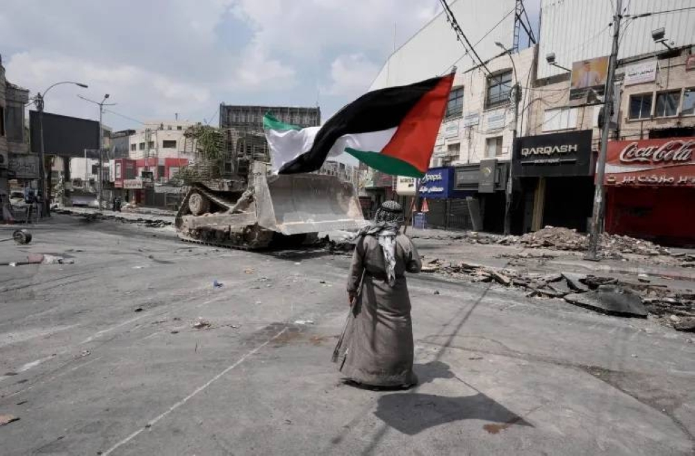 مسن فلسطيني يقف بوجه الآلة الإسرائيلية أثناء اقتحام مخيم جنين اليوم.